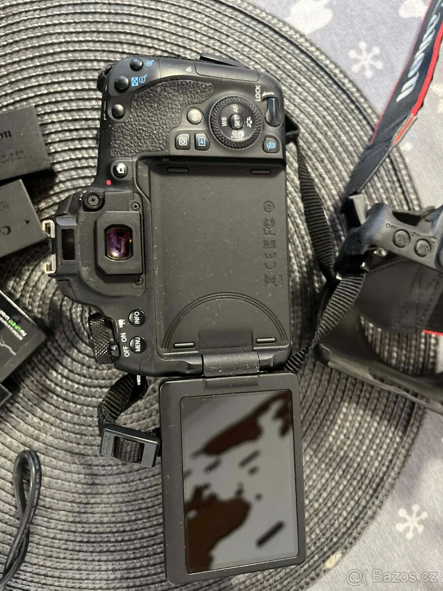 Canon EOS 77 D + baterie - 3