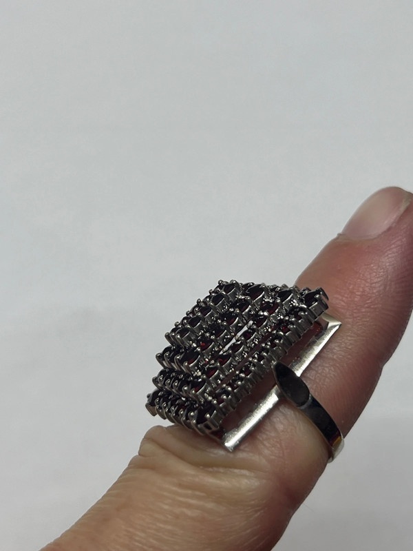 Prsten s českými granáty nepřehlédnutelný - 3