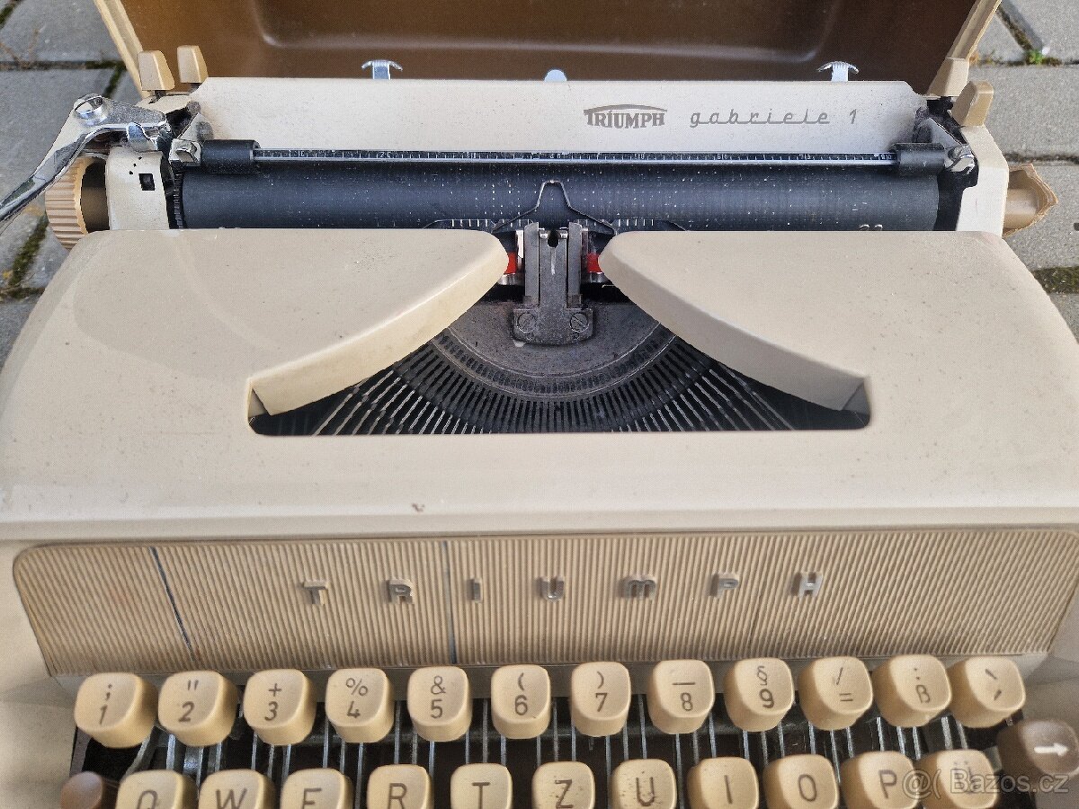 Zachovalý psací stroj Triumph Gabriela 1 - 3