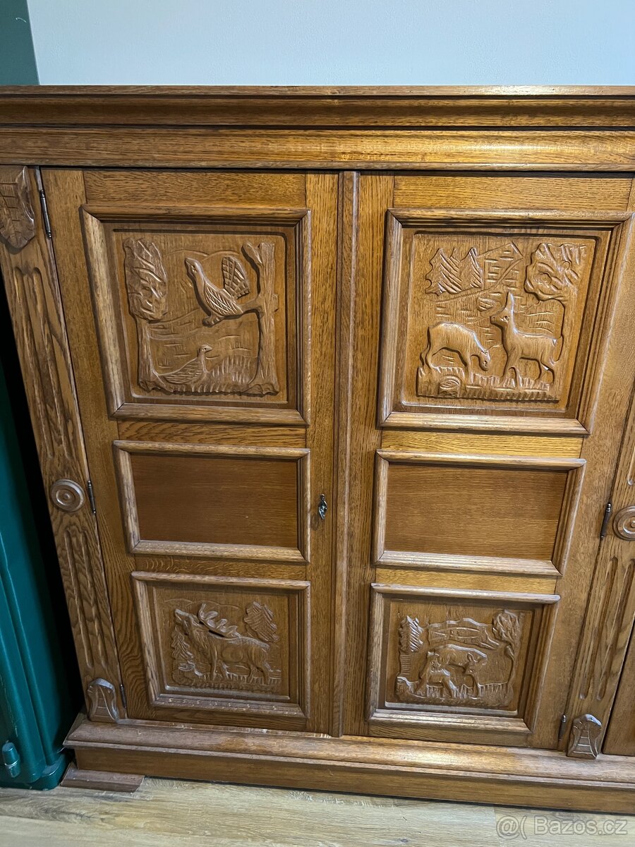 Dřevěná vyřezávaná skříň - 3