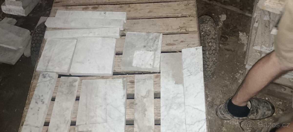 Větší množství bílého mramoru se šedým žilkováním zbytky - 3