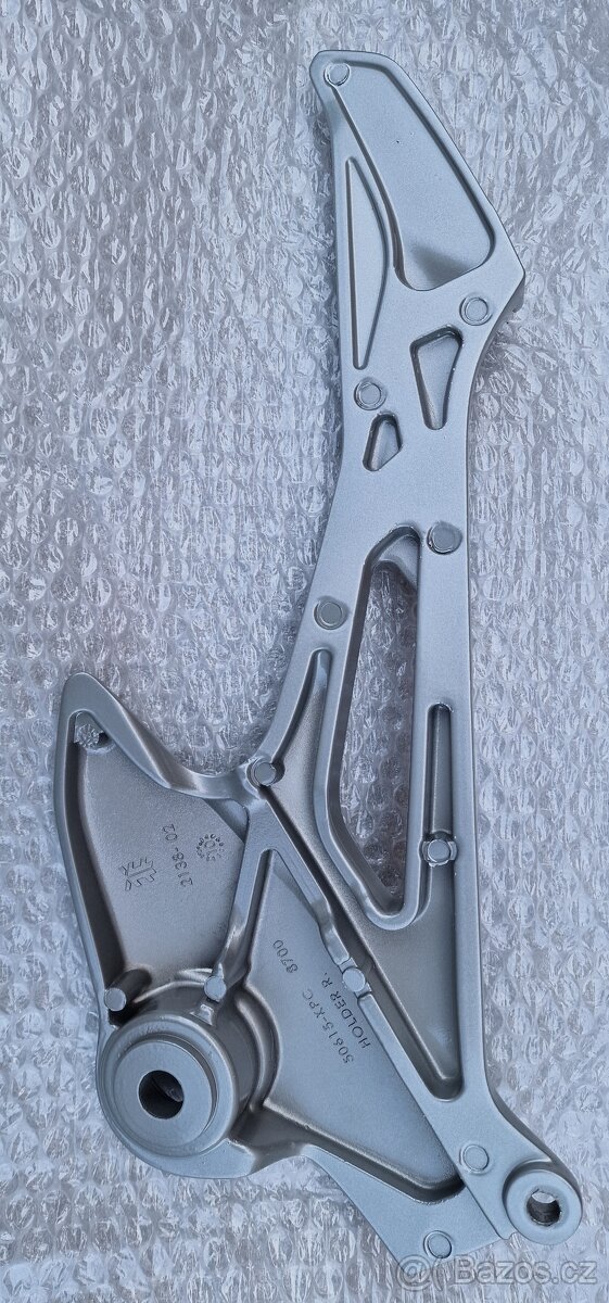 Honda Varadero XL125V držák pravých stupaček - 3