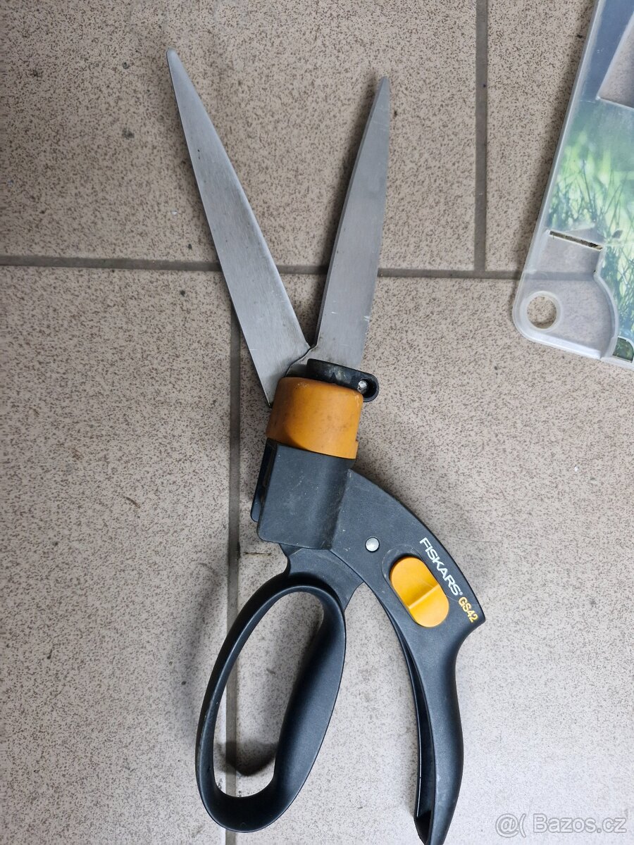 Nůžky na trávu Fiskars - 3