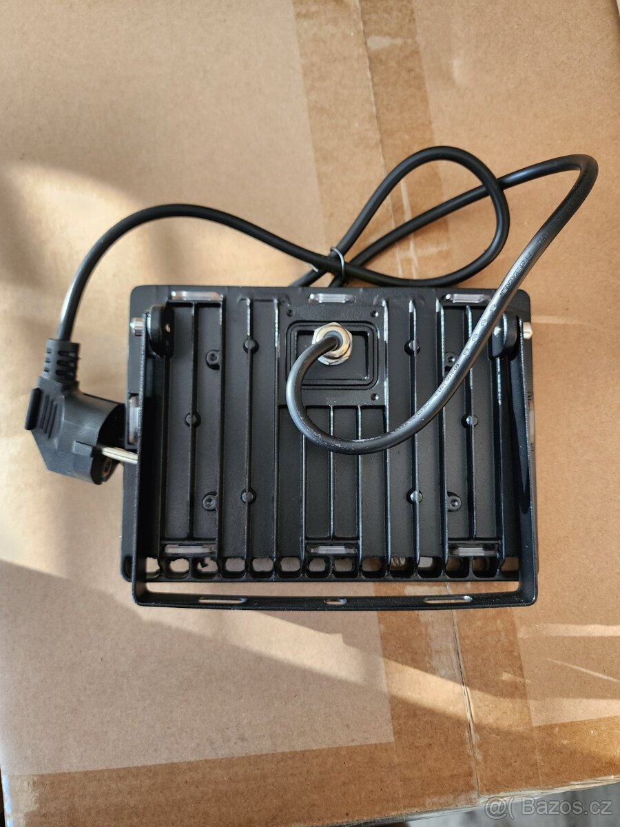 LED reflektor 50W – teplá bílá - 3