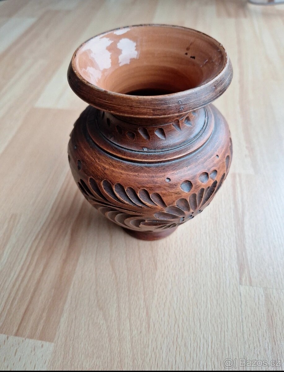 Hnědá zdobená keramická váza - 3