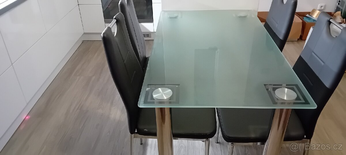Skleněný jidelni stul - 3
