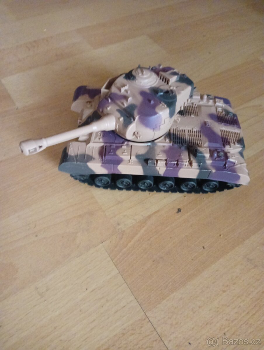 auto a tank na baterky - 3