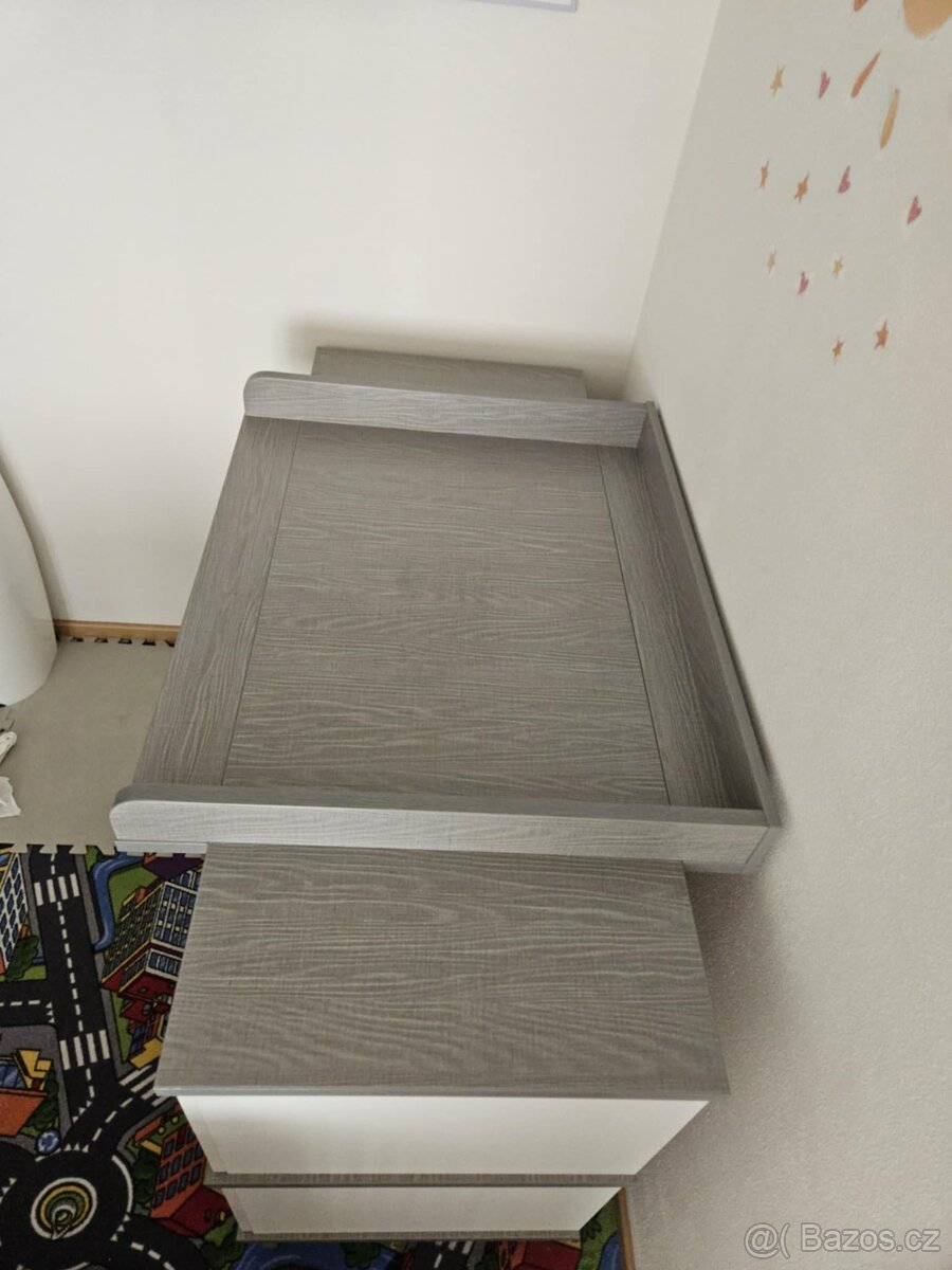 Dětská postýlka a komoda s přebalovacím pultem a poličkou - 3