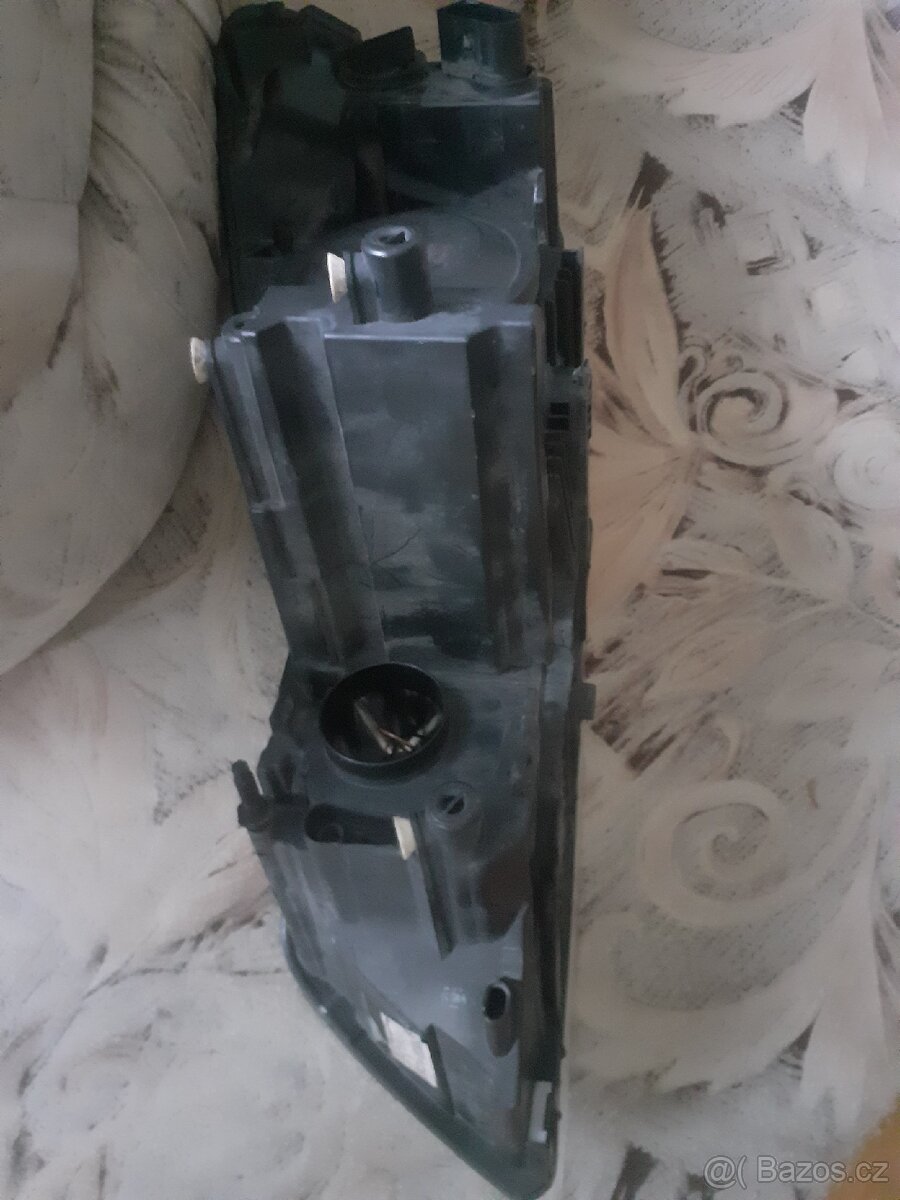 Prodám pravé přední světlo Škoda Octavia 2 facelift - 3