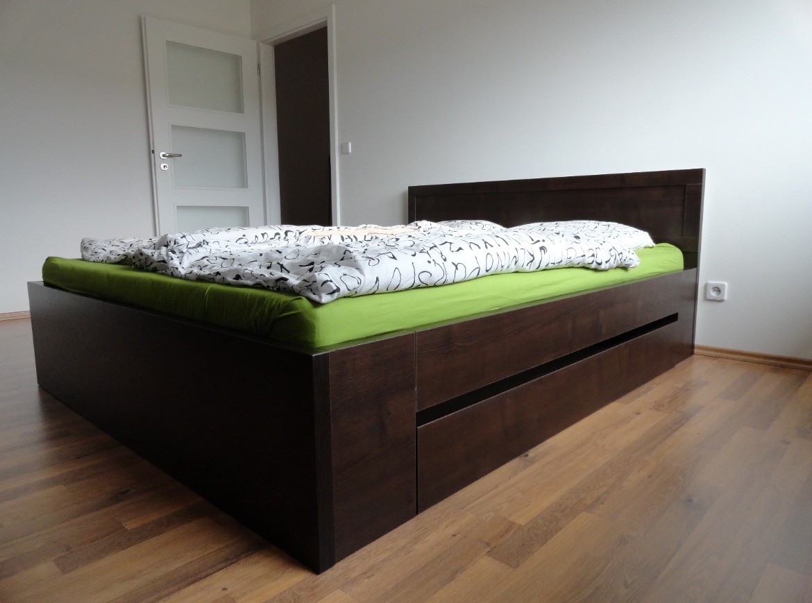 Šatní skříně, komody, postel - 3