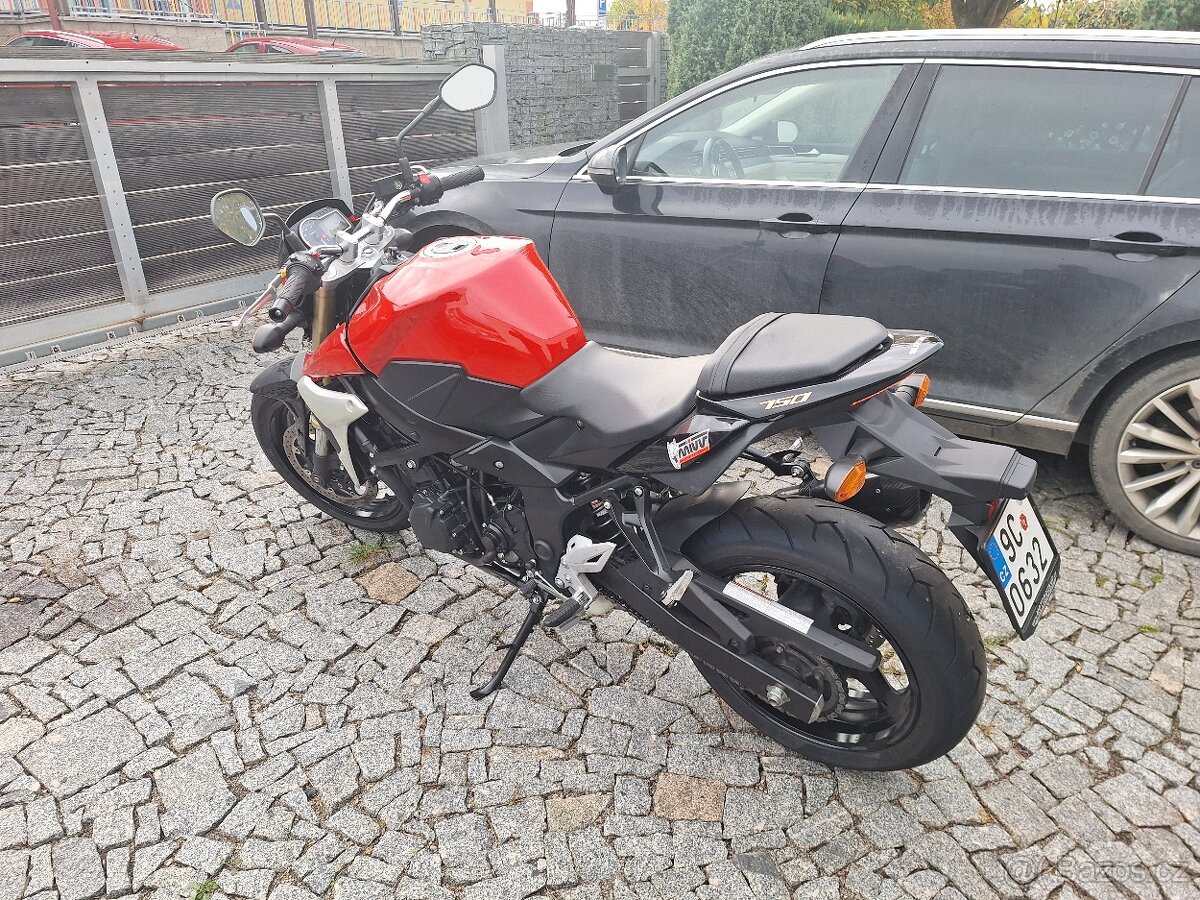 Suzuki GSR 750 - 3