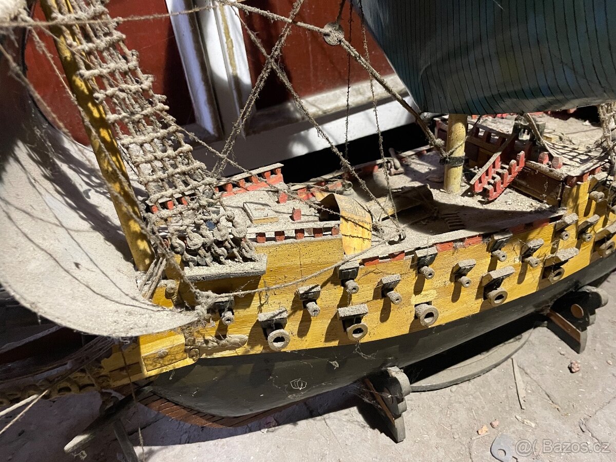 Starý dřevěný model lodi - 3