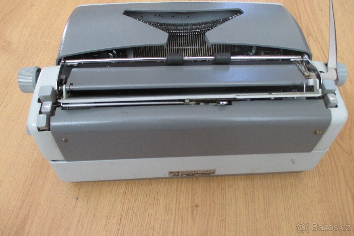 Kufříkový psací stroj - 3