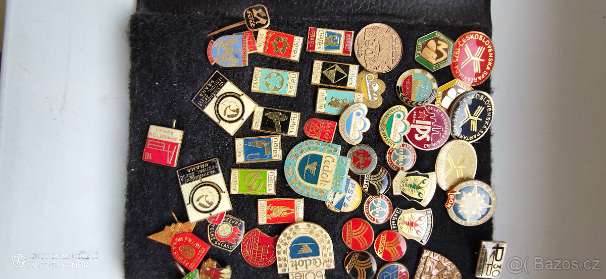 Směsice odznaků. - 3