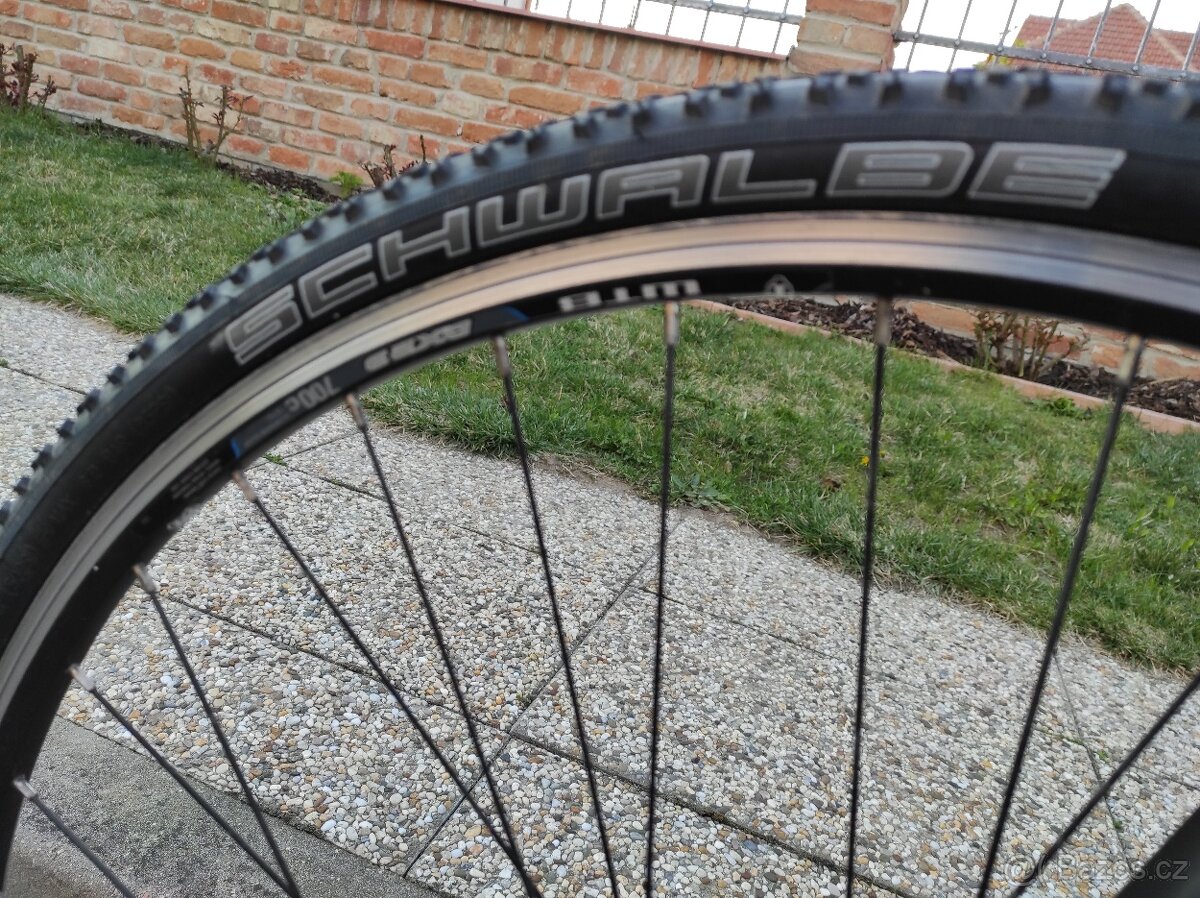 Trekingové kolo FELT - 3