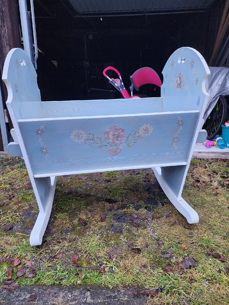 Prodám ručně malovanou dřevěnou kolébku
- 3