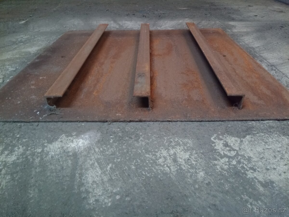 Prodám použitý plechový poklop 96,5cm x 96,5cm bez rámu - 3