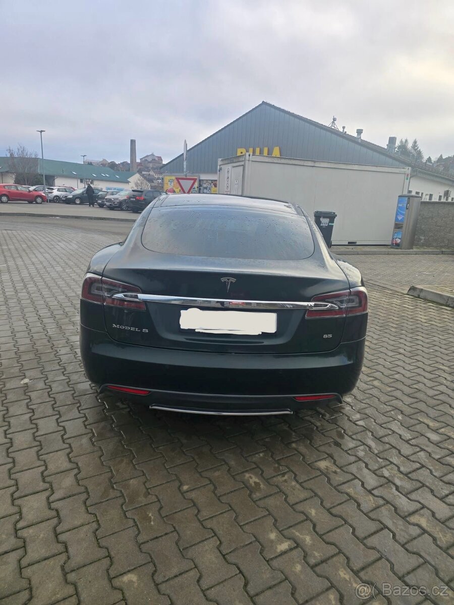 Tesla Model S 85 Free Supercharger - 3