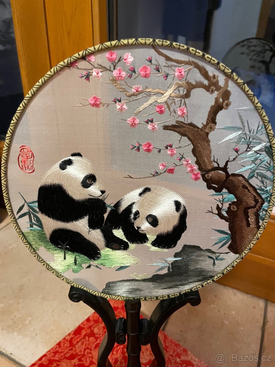 Hedvábný vějíř (团扇 – tuán-šan) s ruční výšivkou z Chengdu - 3