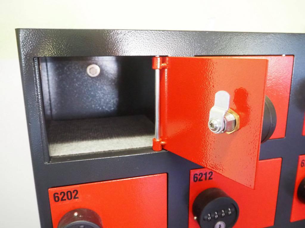 Prodej plechových šatních skříněk, dřevěných lavic a sejfů - 3