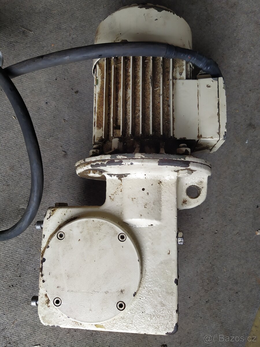 Elektromotor 0,55 kW se šnekovou převodovkou ZŤS,převod 1:20 - 3