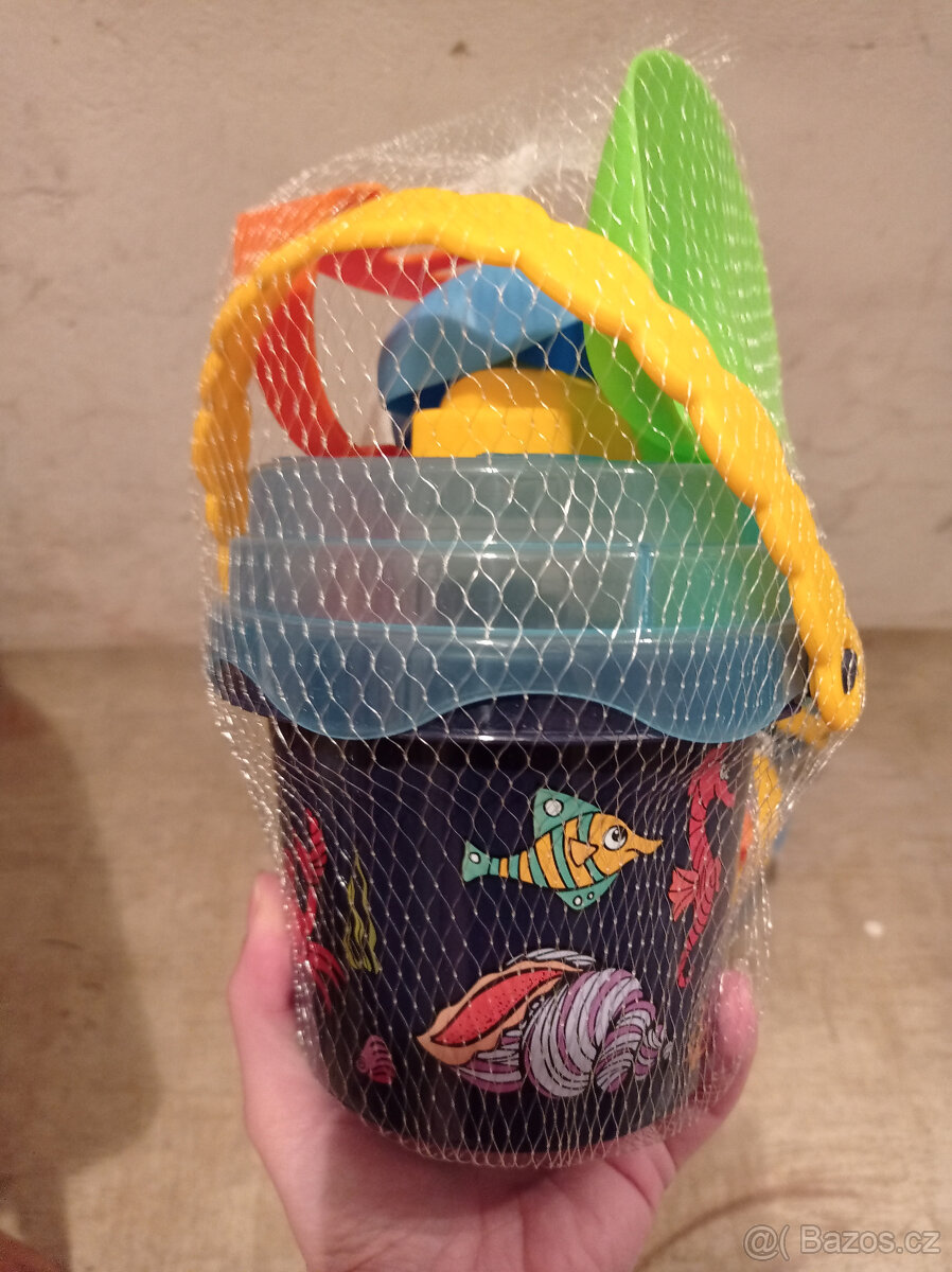 Penál, kyblík na písek, gumové postavičky (Angry birds, aj.) - 3