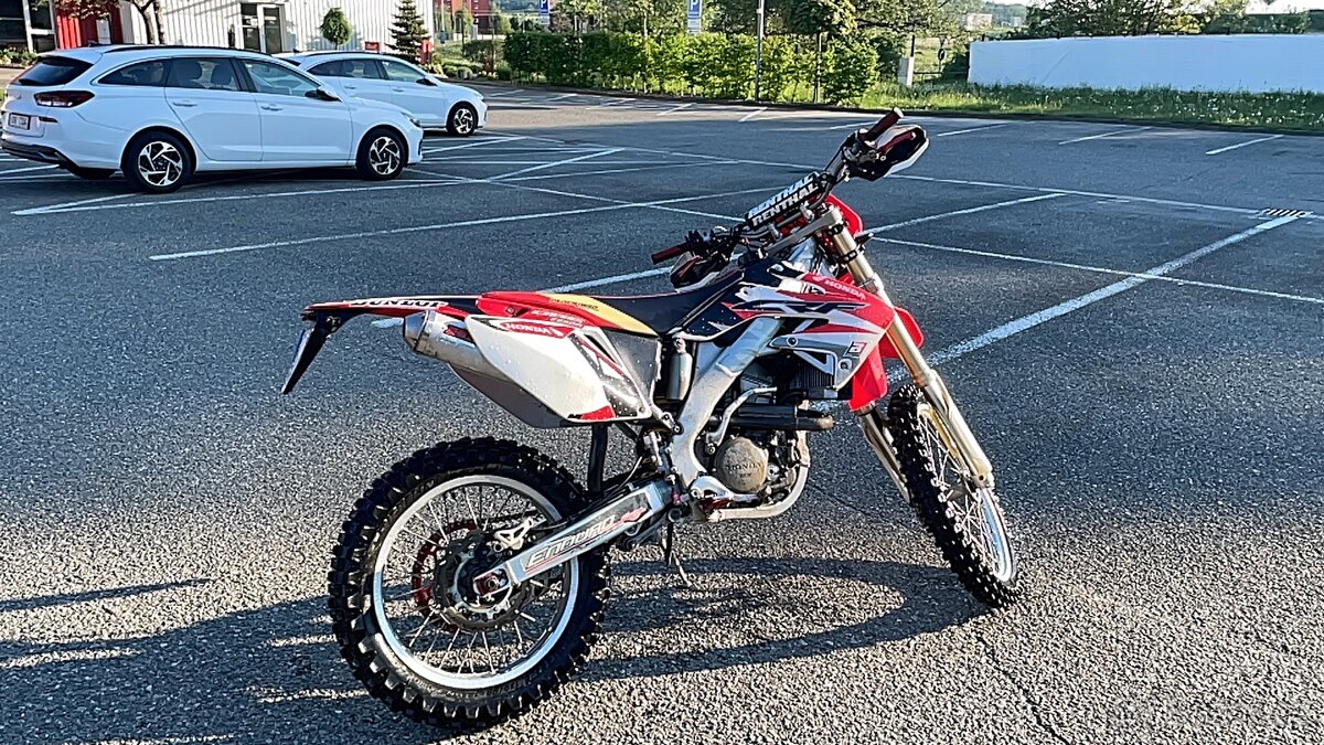 Honda CRF 250 R HM na značkách