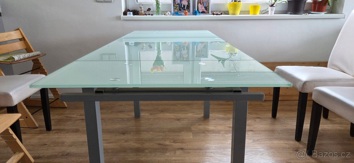 Prodám skleněný jídelní stůl - 3