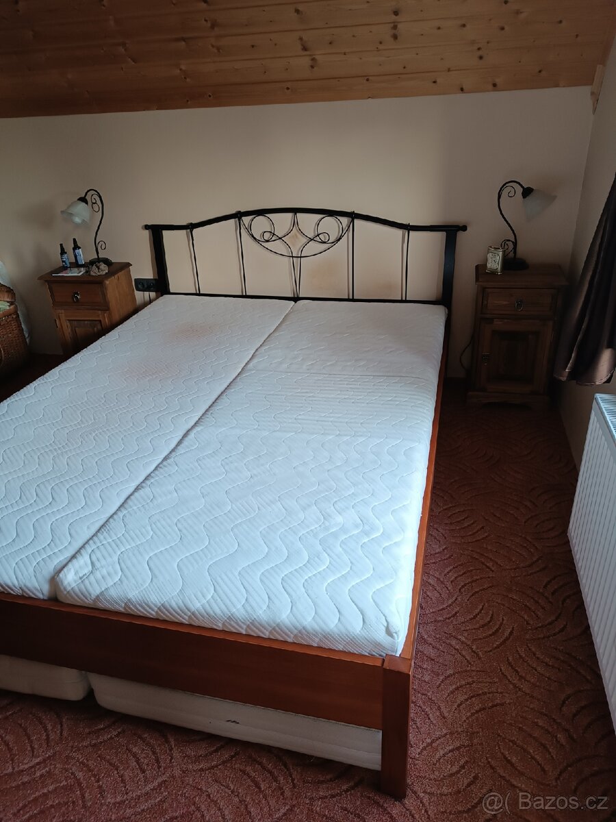 Manželská prodloužená dřevěná postel s kovaným čelem - 3