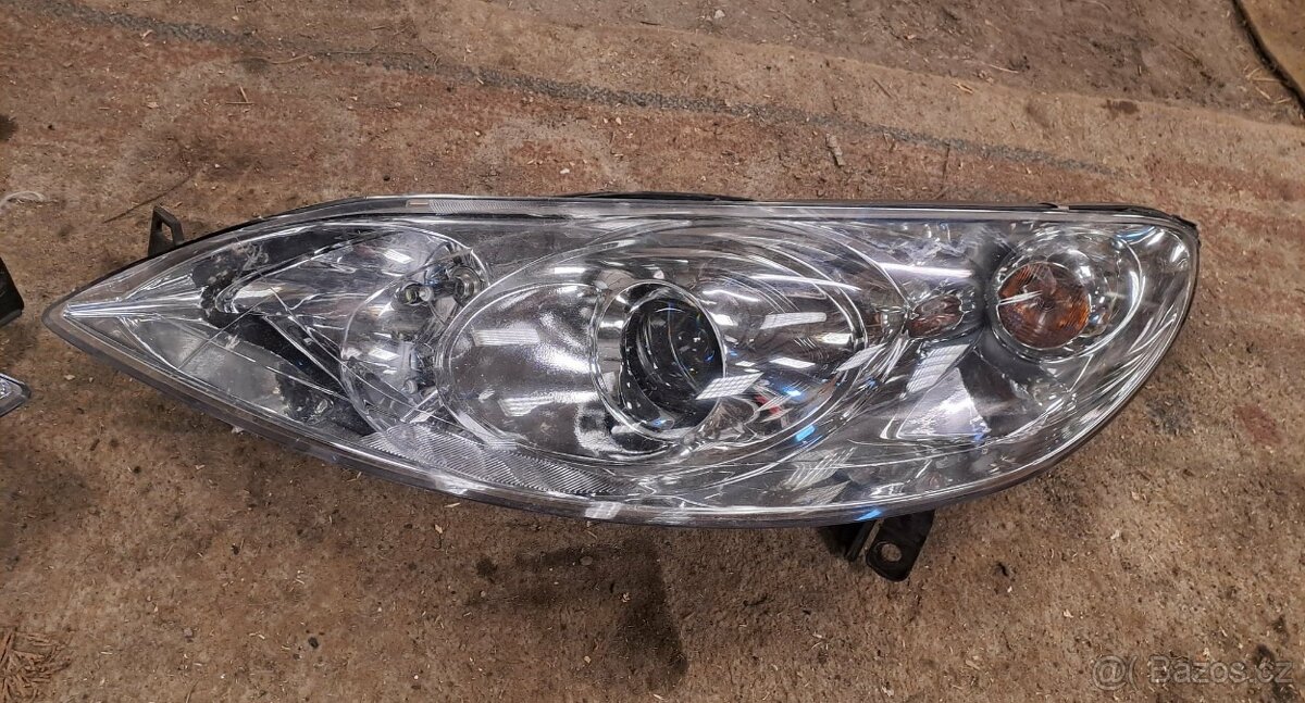 Přední světla Peugeot 407.Rok stará, Cena je za 1 kus 1900kč - 3