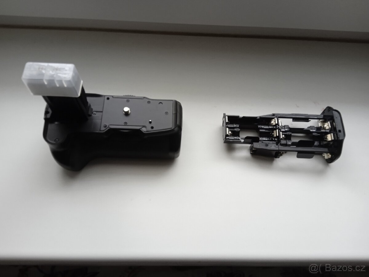 Canon 550D bateriový grip Meike - 3