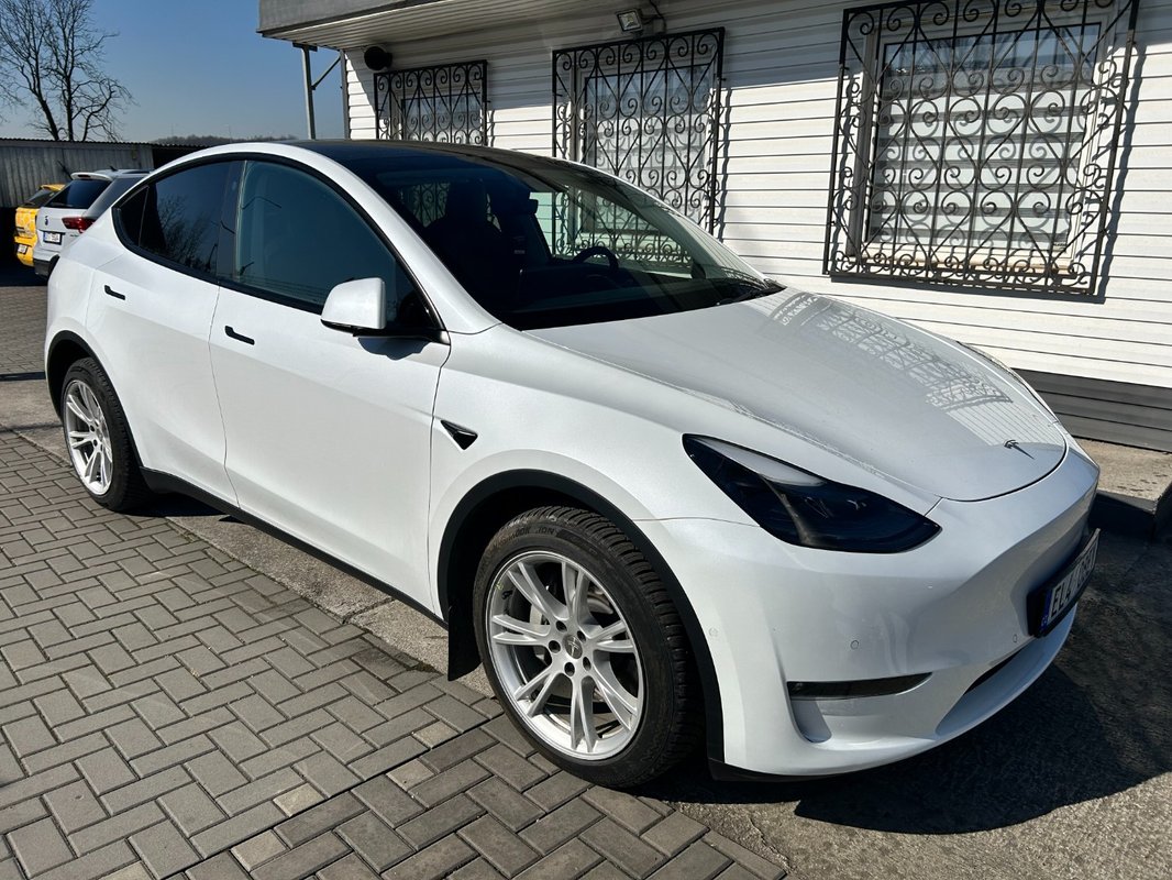 Tesla Model Y LR AWD 64 tis.km - 3