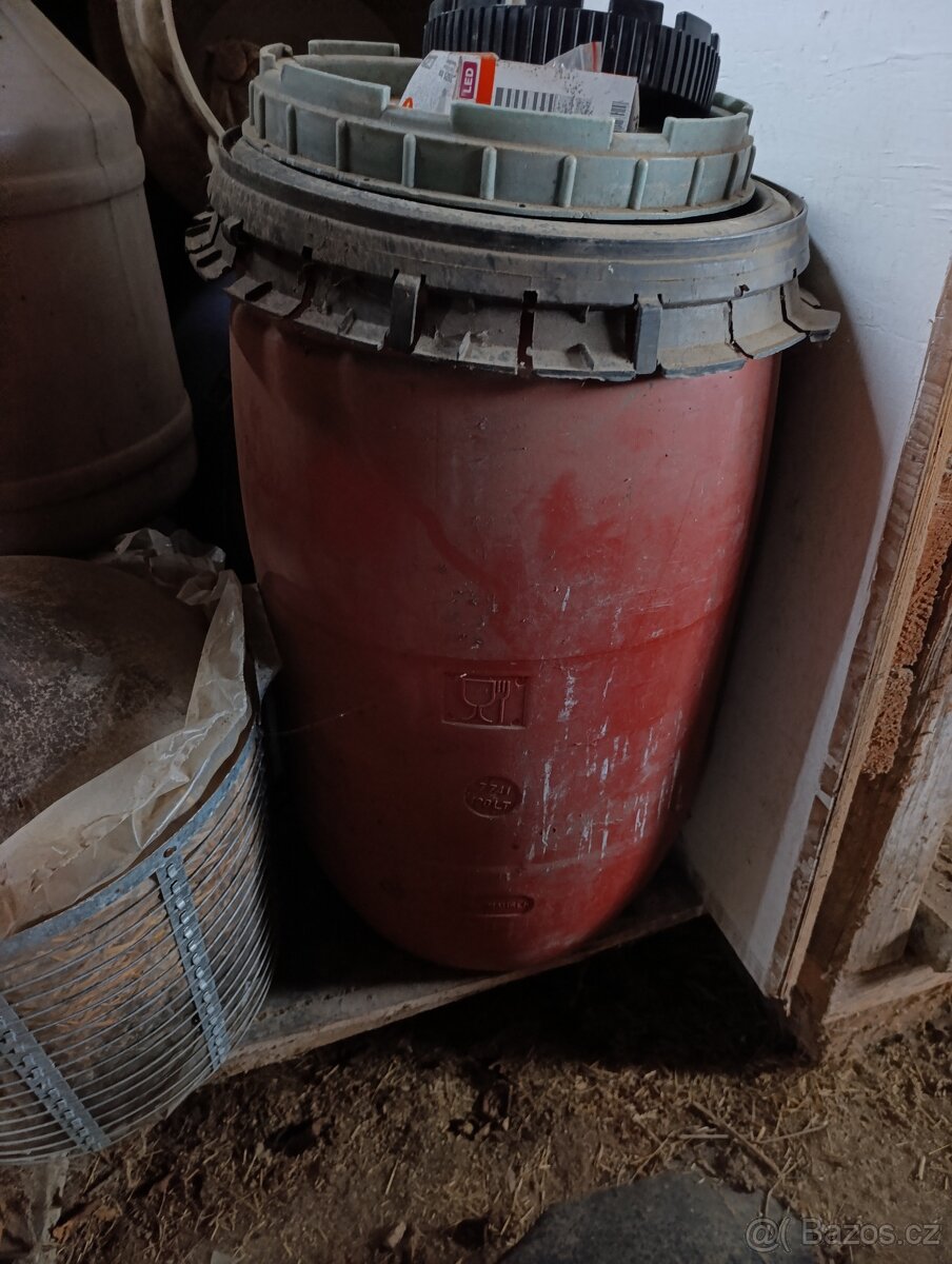 Starší plastový sud - 3