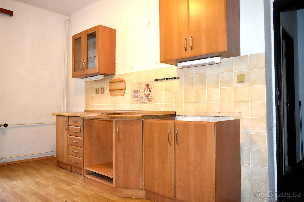 Náchod - Prodej rodinného domu se třemi jednotkami a garáží - 3