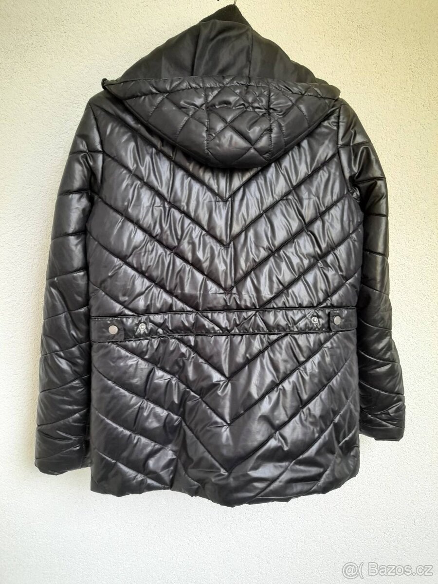 Dámská černá prošívaná bunda s kapucí Tchibo - 3