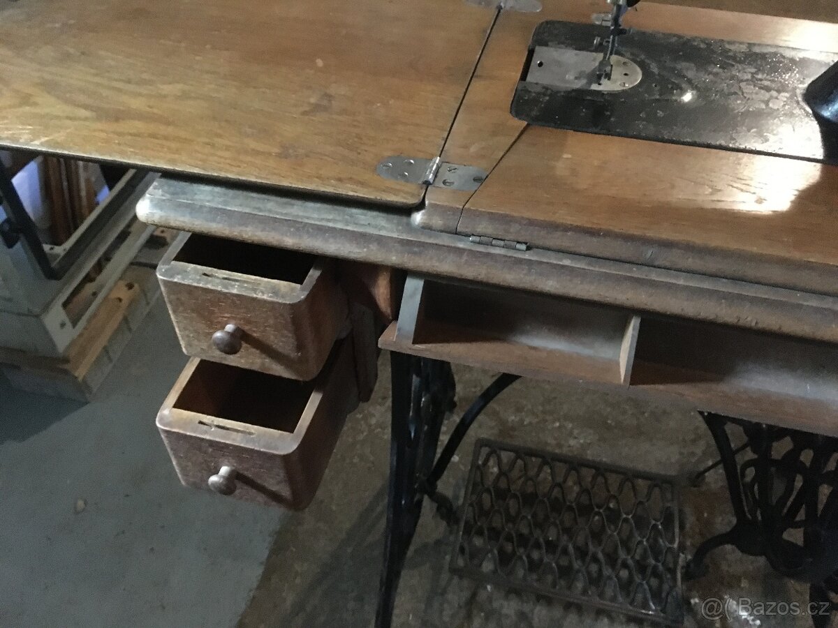 Starý šicí stroj - 3