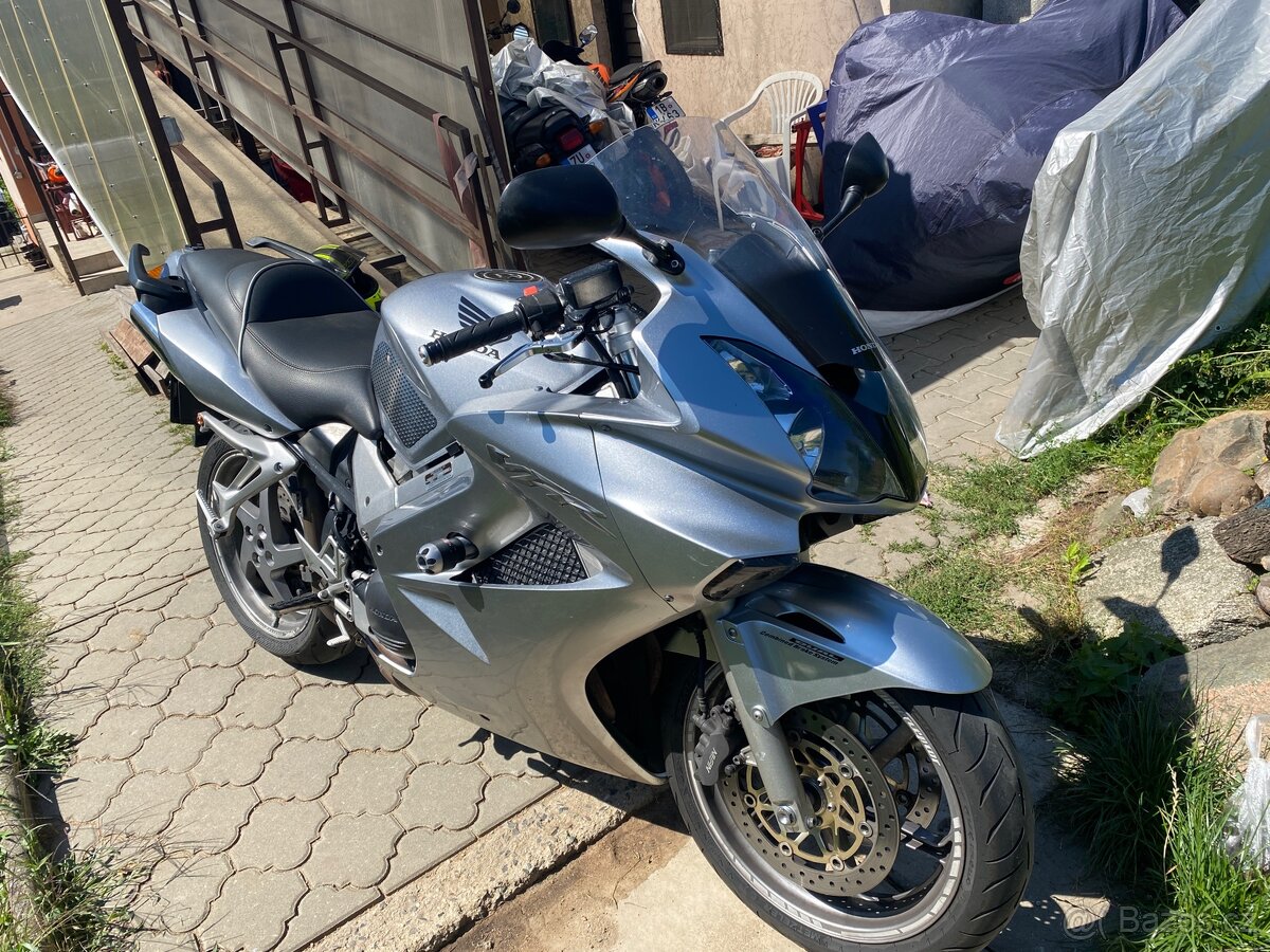Honda VFR 800 VTEC 2004 - 3