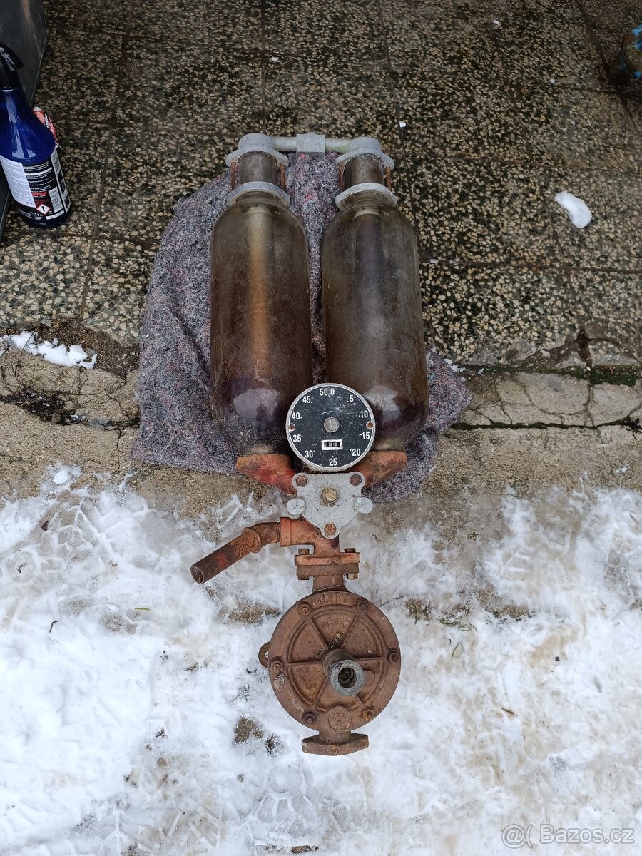 Stará manuální benzínová pumpa, nález, sklo ok - 3