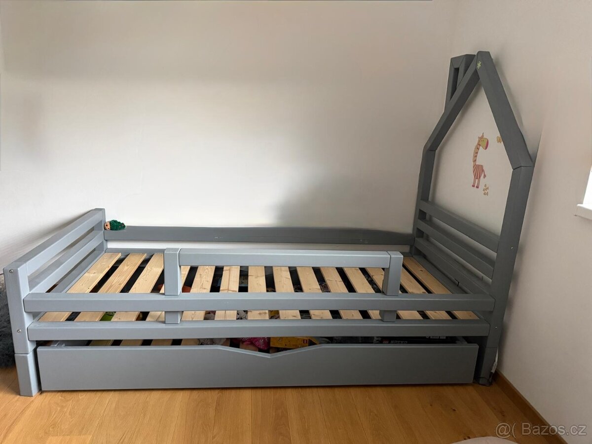 Dvě postele masiv - domeček dětská, druhá junior - 3