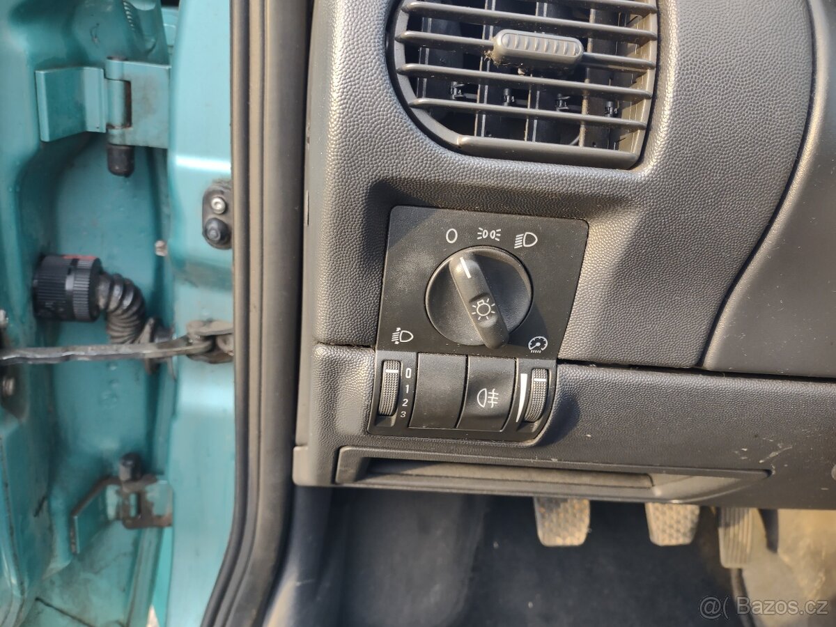 Opel Corsa 1,4i Twinport 66kW, r.v.2004, 166000 km - 3