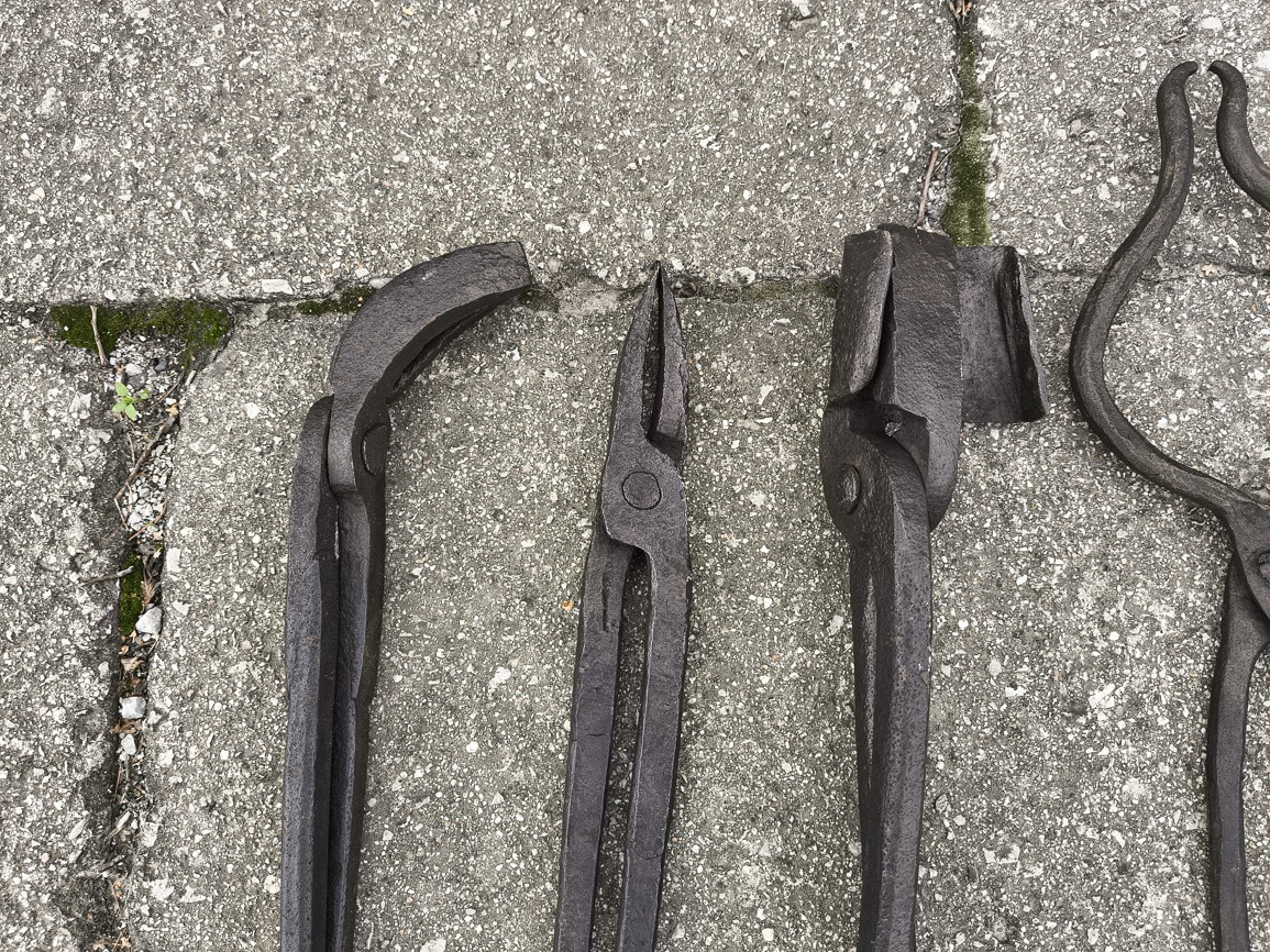 Kovárske klešte ,náradi,kladiva ,sekera,nebozez 996 - 3