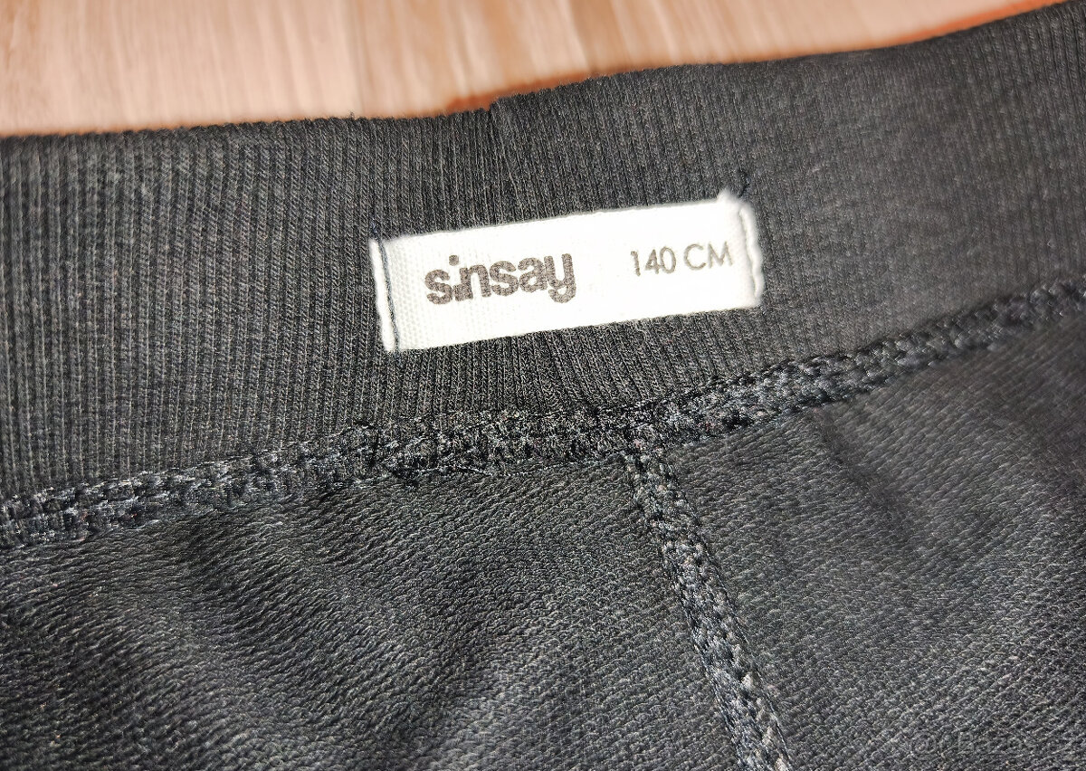 Dětské černé tepláky s kapsami Sinsay - vel. 140 - 3