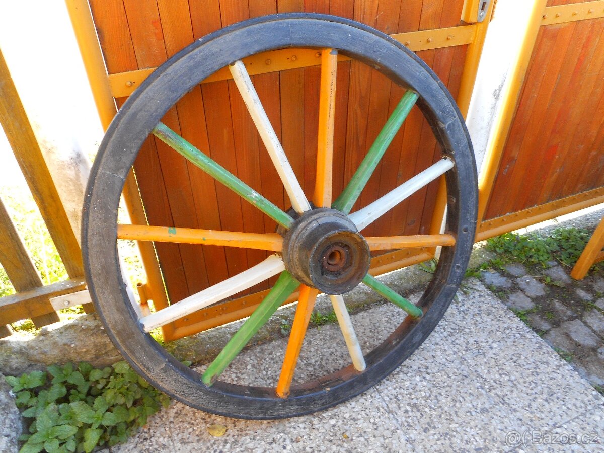 STARÉ KOLO OD VOZU - 3