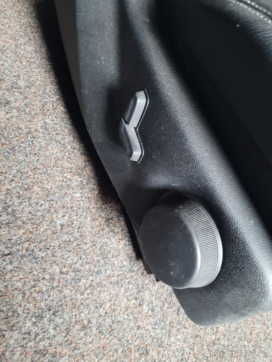 Sedačky Mercedes E 207 kupé - 3