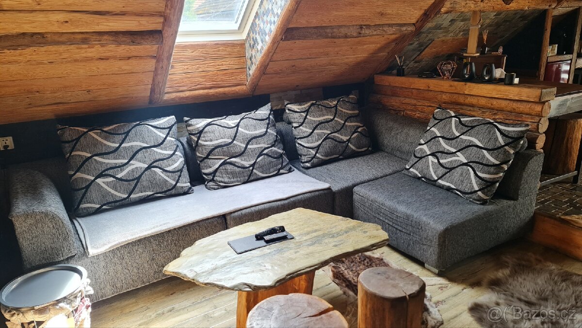 Sedačka s polštáři - 3