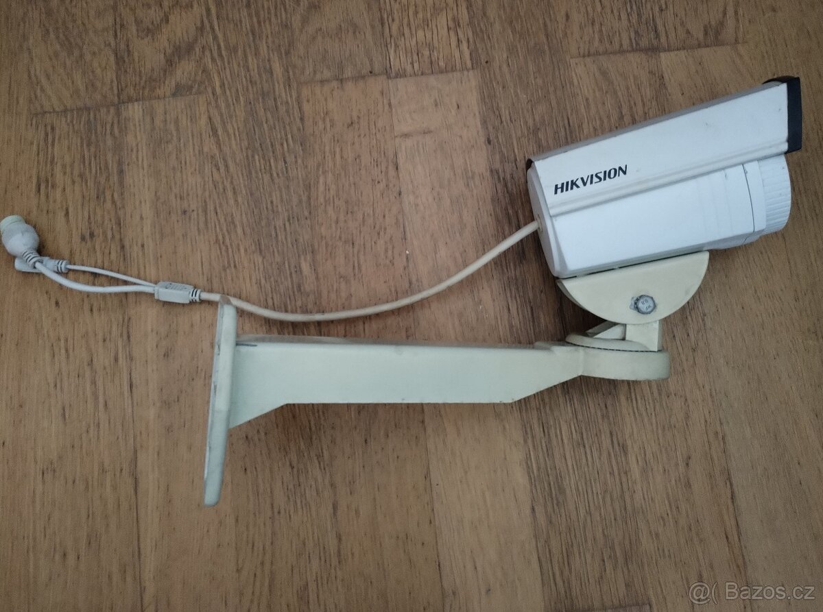 IP kamera Hikvision DS-2CD2232-I5 včetně držáku - 3