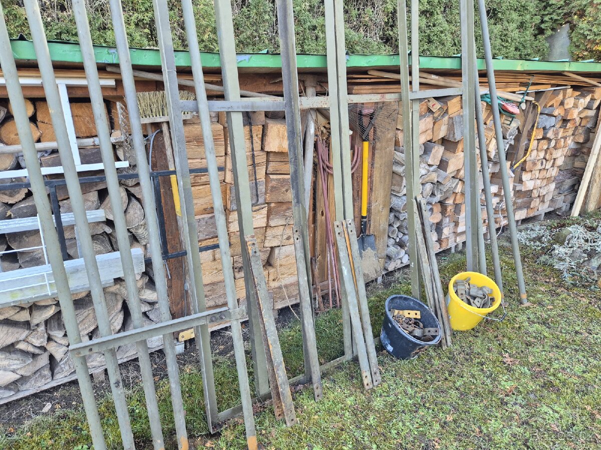 Masívní kovový regál - 3