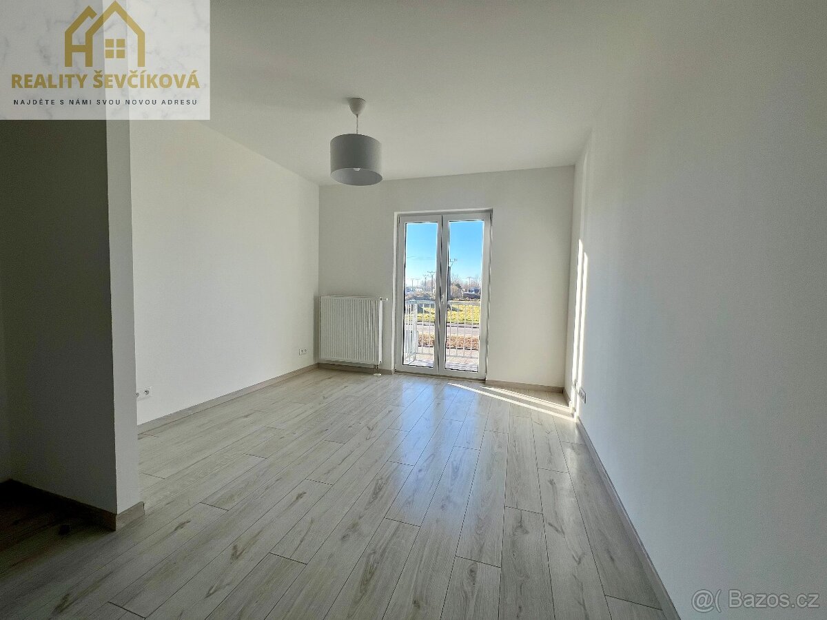 Pronájem pěkného 1+kk s balkónem a komorou - 3