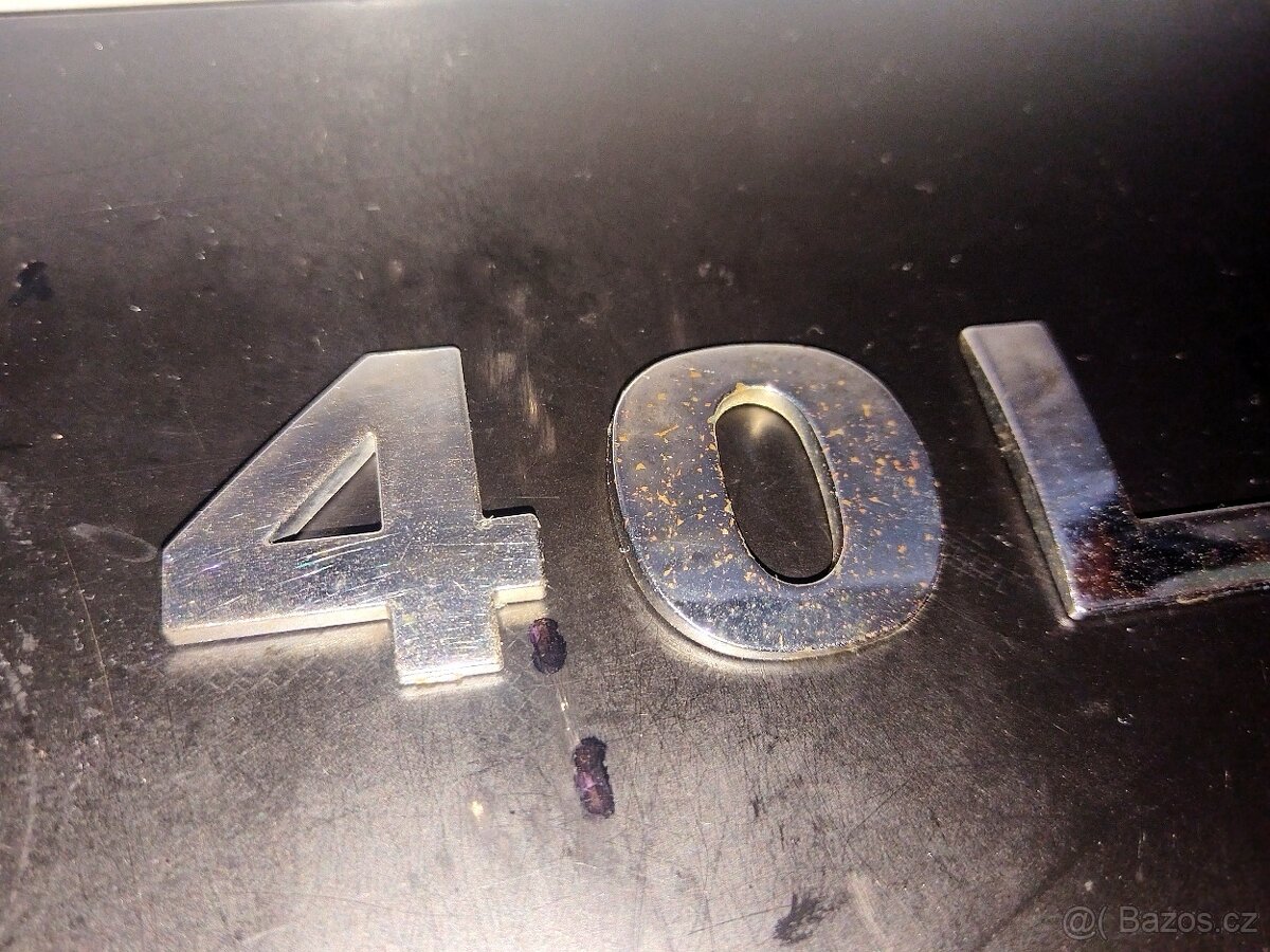 V8 4.0L Chromová nálepka - 3