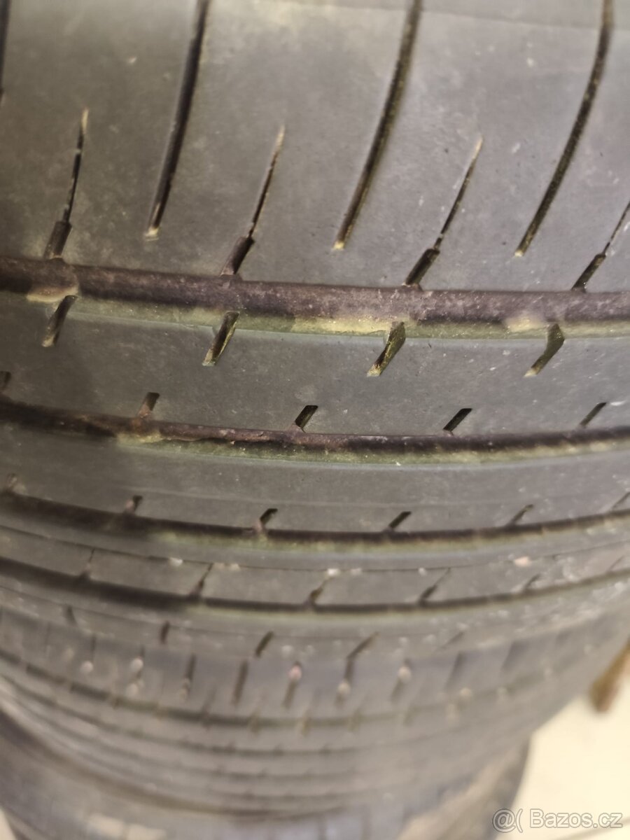 Pneu 235/50R18 - 3